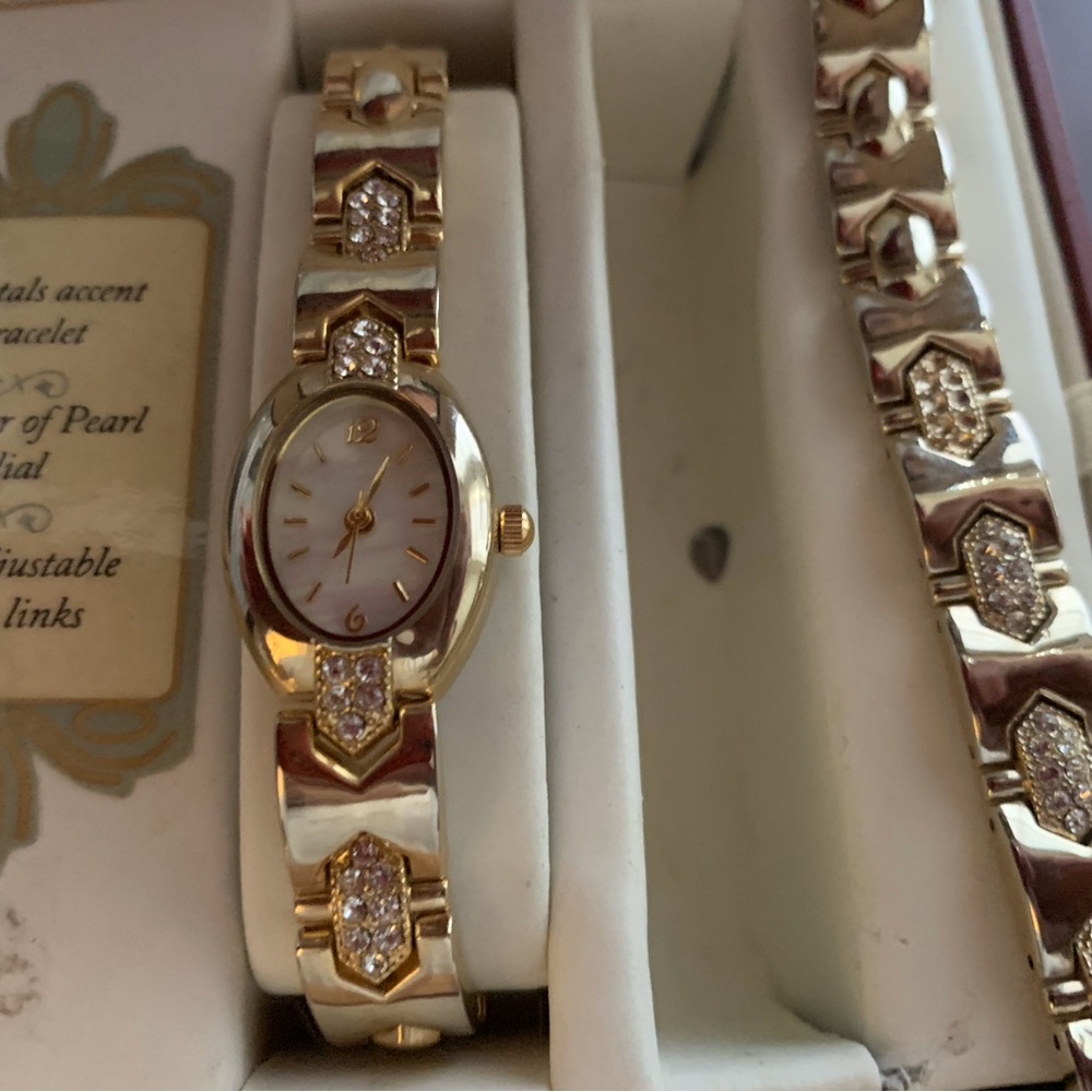 CHRISTIAN BENET LADIES WATCH/BRACELET/JEWELRY BOX